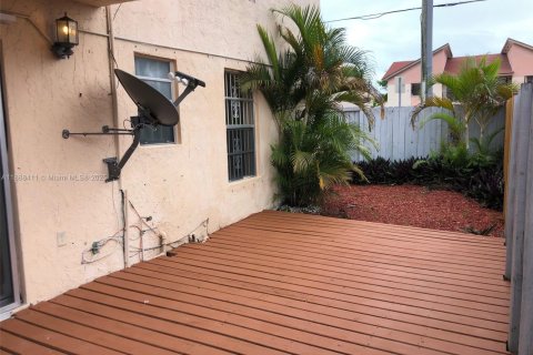 Condominio en alquiler en Hialeah, Florida, 2 dormitorios, 87.14 m2 № 1942300 - foto 1