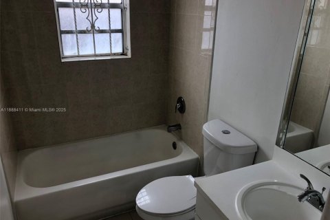 Condo in Hialeah, Florida, 2 bedrooms  № 1942300 - photo 6