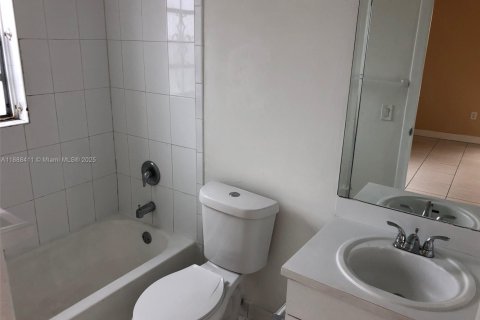 Condo in Hialeah, Florida, 2 bedrooms  № 1942300 - photo 9
