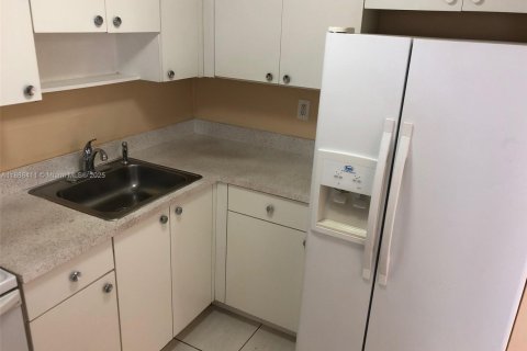 Condo in Hialeah, Florida, 2 bedrooms  № 1942300 - photo 4