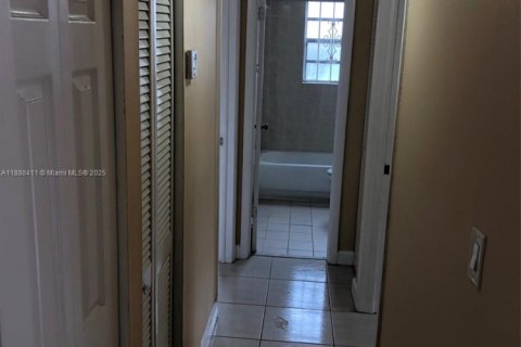 Condo in Hialeah, Florida, 2 bedrooms  № 1942300 - photo 5