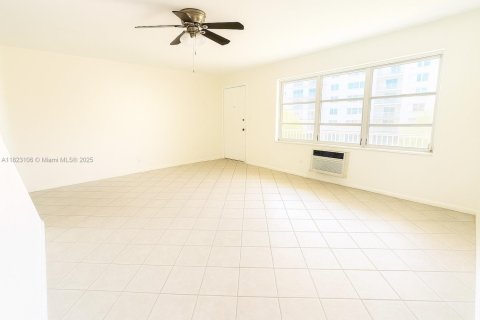 Copropriété à vendre à North Miami Beach, Floride: 1 chambre, 63.55 m2 № 1980067 - photo 2