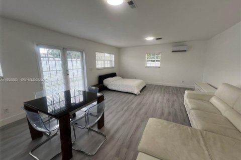 Снять в аренду кондоминиум в Майами-Гарденс, Флорида 1 спальня, 209.31м2, № 1983112 - фото 3