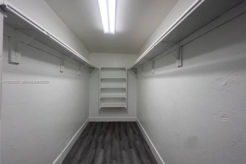 Снять в аренду кондоминиум в Майами-Гарденс, Флорида 1 спальня, 209.31м2, № 1983112 - фото 4