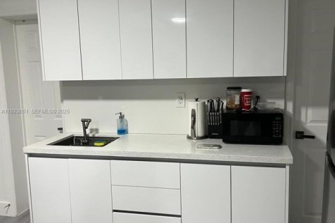 Снять в аренду кондоминиум в Майами-Гарденс, Флорида 1 спальня, 209.31м2, № 1983112 - фото 9