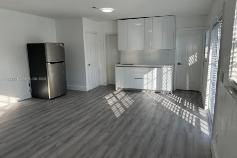 Снять в аренду кондоминиум в Майами-Гарденс, Флорида 1 спальня, 209.31м2, № 1983112 - фото 2