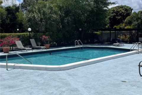 Condo in North Miami Beach, Florida, 1 bedroom  № 1930260 - photo 21