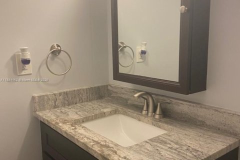 Condo in North Miami Beach, Florida, 1 bedroom  № 1930260 - photo 13