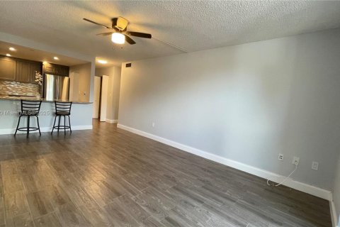 Condo in North Miami Beach, Florida, 1 bedroom  № 1930260 - photo 4