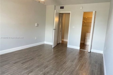 Condo in North Miami Beach, Florida, 1 bedroom  № 1930260 - photo 11