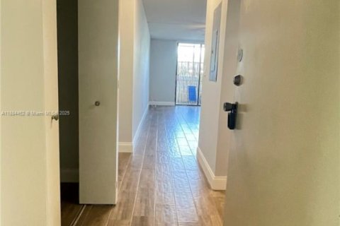 Condo in North Miami Beach, Florida, 1 bedroom  № 1930260 - photo 19