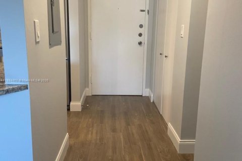Condo in North Miami Beach, Florida, 1 bedroom  № 1930260 - photo 7