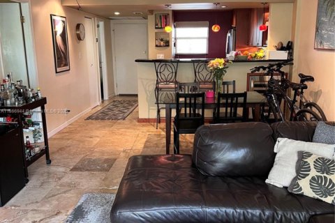 Condominio en alquiler en Coral Gables, Florida, 1 dormitorio, 75.07 m2 № 1920416 - foto 8