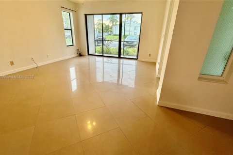 Condo in West Palm Beach, Florida, 2 bedrooms № 1978836 - photo 2