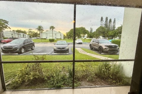 Condo in West Palm Beach, Florida, 2 bedrooms № 1978836 - photo 5