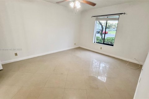 Condo in West Palm Beach, Florida, 2 bedrooms № 1978836 - photo 8