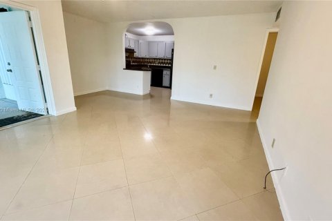 Condo in West Palm Beach, Florida, 2 bedrooms № 1978836 - photo 4