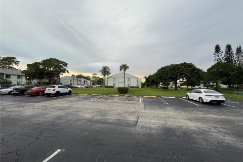 Condo in West Palm Beach, Florida, 2 bedrooms № 1978836 - photo 13