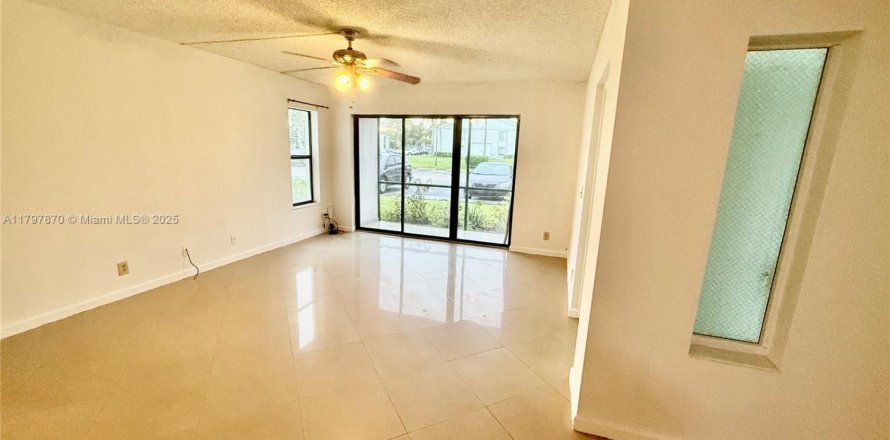 Condo in West Palm Beach, Florida, 2 bedrooms № 1978836
