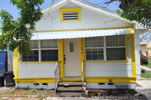 House in Gulfport, Florida 3 bedrooms, 119.66 sq.m. № 1778870 - photo 1