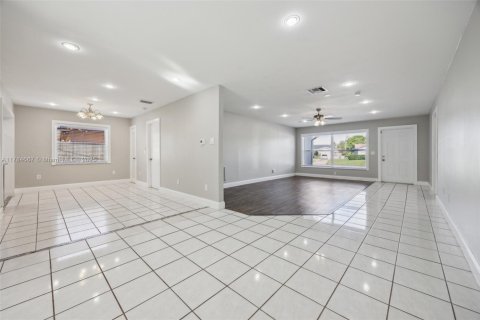House in Boca Raton, Florida 3 bedrooms, 163.51 sq.m. № 1641182 - photo 4