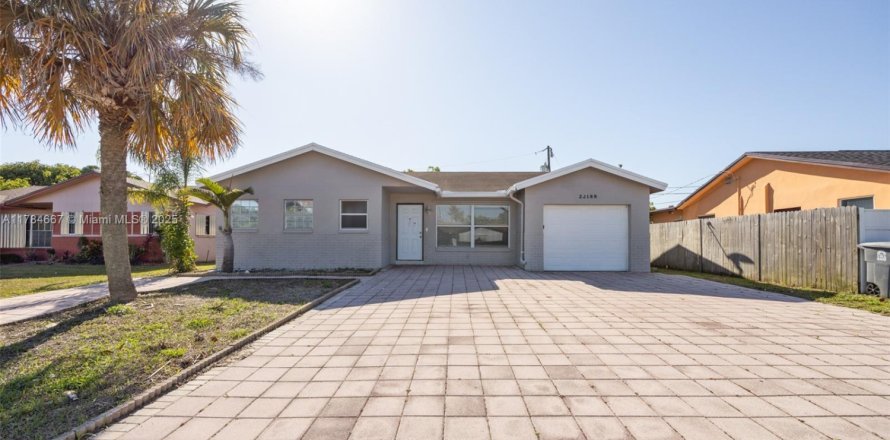 House in Boca Raton, Florida 3 bedrooms, 163.51 sq.m. № 1641182
