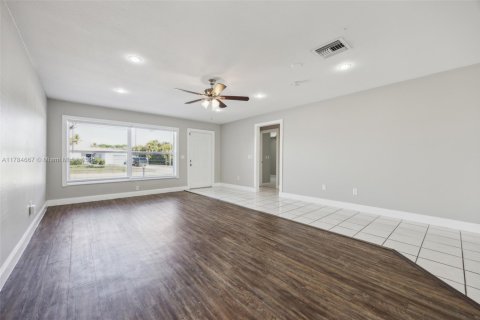 House in Boca Raton, Florida 3 bedrooms, 163.51 sq.m. № 1641182 - photo 2
