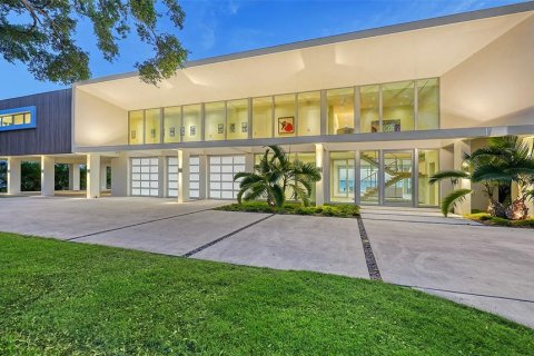 House in Sarasota, Florida 5 bedrooms, 475.38 sq.m. № 2277873