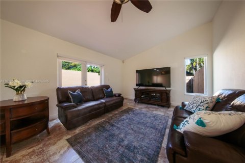 Villa ou maison à vendre à Miami, Floride: 4 chambres, 217.21 m2 № 1976987 - photo 3