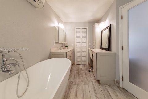 Villa ou maison à vendre à Miami, Floride: 4 chambres, 217.21 m2 № 1976987 - photo 16