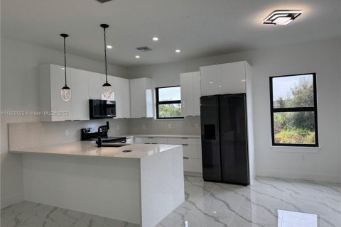 Casa en venta en Lehigh Acres, Florida, 3 dormitorios, 127.37 m2 № 1890256 - foto 4