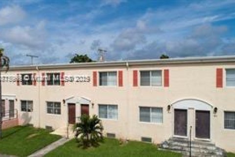 Touwnhouse à vendre à Miami, Floride: 3 chambres, 106.84 m2 № 1921489 - photo 1