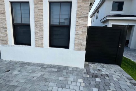 Villa ou maison à louer à Miami, Floride: 1 chambre, 193.79 m2 № 1946367 - photo 2