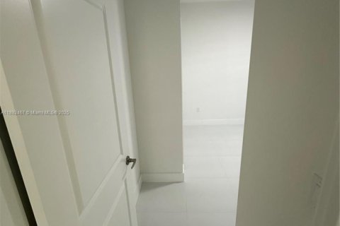 Villa ou maison à louer à Miami, Floride: 1 chambre, 193.79 m2 № 1946367 - photo 4