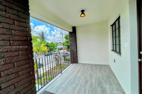 Снять в аренду квартиру в Майами, Флорида 2 спальни, 342.62м2, № 1992525 - фото 2