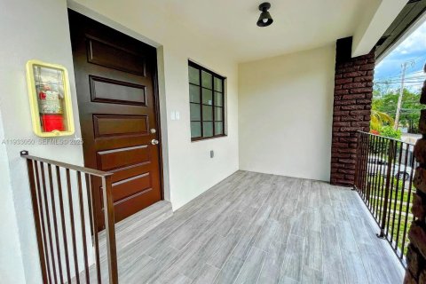 Снять в аренду квартиру в Майами, Флорида 2 спальни, 342.62м2, № 1992525 - фото 3