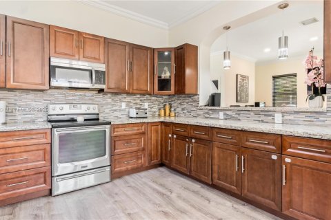 House in Miramar, Florida 4 bedrooms, 196.4 sq.m. № 1891651 - photo 9