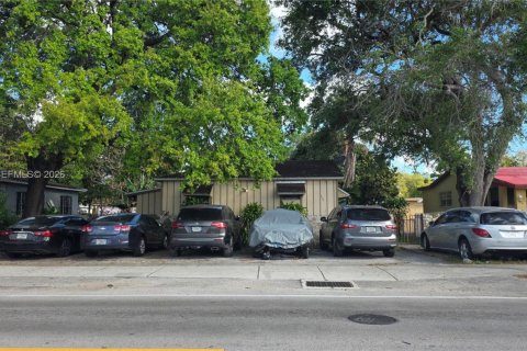 Propiedad comercial en venta en Miami, Florida, 156.08 m2 № 2063876 - foto 1