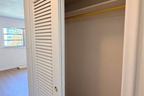 Снять в аренду квартиру в Халландейл-Бич, Флорида 2 спальни, 101.45м2, № 2053320 - фото 13