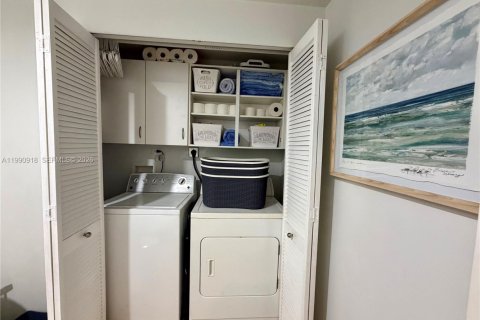 Condominio en alquiler en Miami, Florida, 2 dormitorios, 151.06 m2 № 2055560 - foto 18