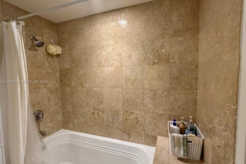 Condominio en alquiler en Miami, Florida, 2 dormitorios, 151.06 m2 № 2055560 - foto 11