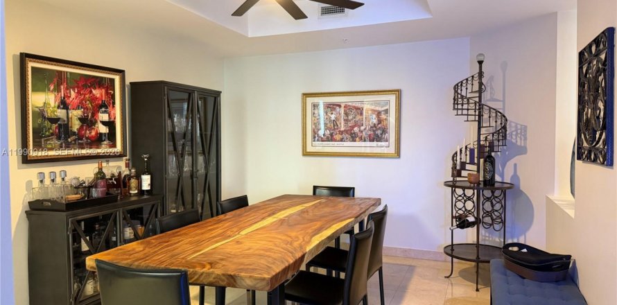 Condominio en Miami, Florida, 2 dormitorios  № 2055560