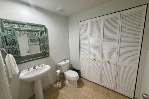 Condominio en alquiler en Miami, Florida, 2 dormitorios, 151.06 m2 № 2055560 - foto 17