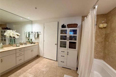 Condominio en alquiler en Miami, Florida, 2 dormitorios, 151.06 m2 № 2055560 - foto 10