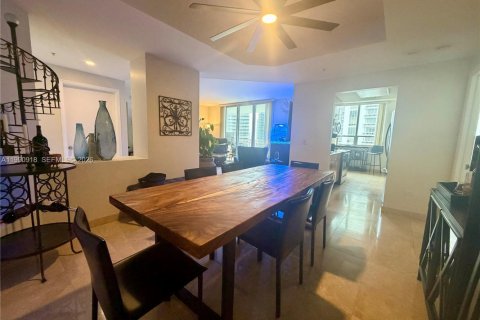 Condominio en alquiler en Miami, Florida, 2 dormitorios, 151.06 m2 № 2055560 - foto 2