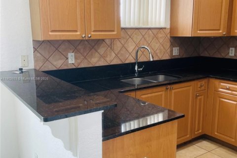 Touwnhouse à louer à Hialeah, Floride: 3 chambres, 148.64 m2 № 1952987 - photo 10