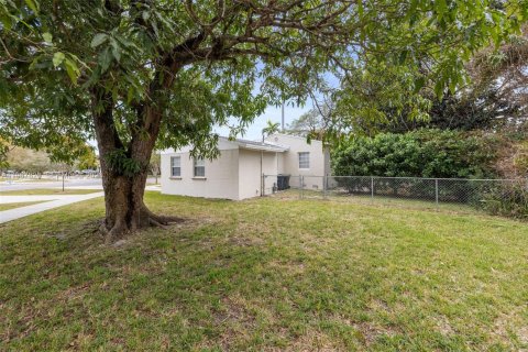 Casa en venta en West Miami, Florida, 3 dormitorios, 107.21 m2 № 2029878 - foto 5