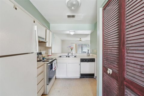 Townhouse in Temple Terrace, Florida 2 bedrooms, 110.55 sq.m. № 2147598 - photo 11