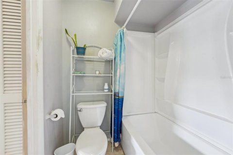 Townhouse in Temple Terrace, Florida 2 bedrooms, 110.55 sq.m. № 2147598 - photo 23