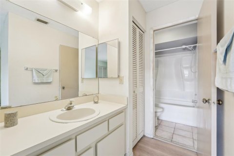 Townhouse in Temple Terrace, Florida 2 bedrooms, 110.55 sq.m. № 2147598 - photo 24